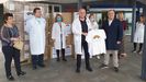 El gerente del rea sanitaria IV, Luis Hevia, recibe la camiseta de la campaa solidaria de manos del empresario de 3hmas1, Jess Fernndez.