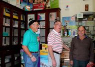 Pedro S�nchez y otros dos vecinos, en la farmacia en la que no suelen encontrar sus medicinas. 
