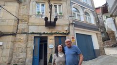 Victoria Roman� y Pedro Campos delante de la vivienda tur�stica que regentan desde el 2013.