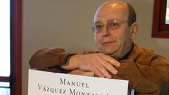 Vzquez Montalbn no ano 2002, nunha visita illa de San Simn.