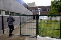 Educaci�n instal� en Navidades una verja exterior que solo permanece abierta en horario lectivo. 