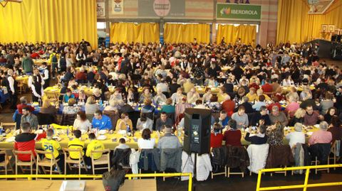 Codillo.M�s de 1.050 comensales se citaron en la Festa do Codillo
