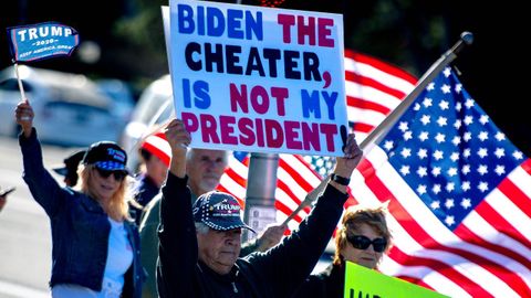Partidarios de Trump protestan durante la investidura de Biden