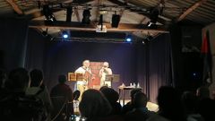 <span lang= gl >En imaxe de arquivo, actuaci�n do fot�grafo, mestre e m�sico Francisco Pe�a Villar, m�is co�ecido como Xico de Carinho, e Servando Barreiro no Teatro das Cortes</span>