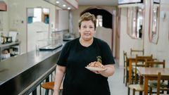 Alicia, con una tapa de orella, un clsico de su bar en Celanova