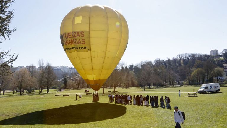 Vuelca un globo aerost�tico con Carmela L�pez y Rom�n Rodr�guez montados en �l.V�deo de la ca�da del globo, con ambos pol�ticos a bordo.