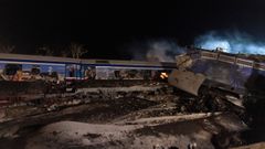 Al menos 36 muertos en Grecia en el choque entre un tren de pasajeros y otro de mercanc�as