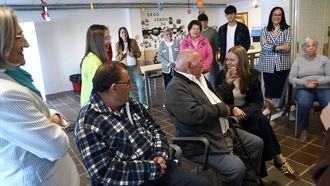 La directora xeral de Xuventude, Lara Meneses visit� a los participantes de la iniciativa intergeneracional de Agadea y el IES F�lix Muriel en el centro terap�utico de Rianxo