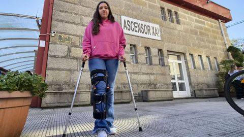 Paula Mart&iacute;nez, con muletas, a las puertas del IES Frei Mart&iacute;n Sarmiento de Pontevedra