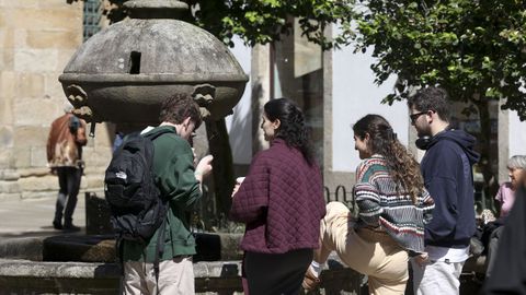 Universitarios na praza de Fonseca en Santiago