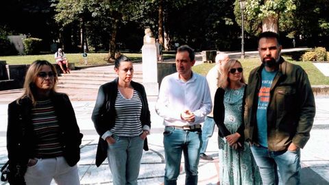 La portavoz de IU, �ngela Vallina, el diputado de IU, Ovidio Zapico, la diputada de Podemos Asturies, Nuria Rodr�guez, y el secretario general de CCOO, Jos� manuel Zapico, en la entrada del Campo de San Francisco.
