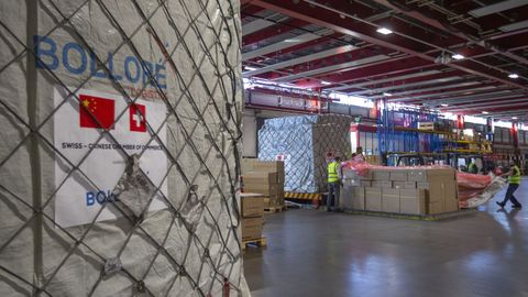 Material llegado de China, en el aeropuerto de Ginebra.