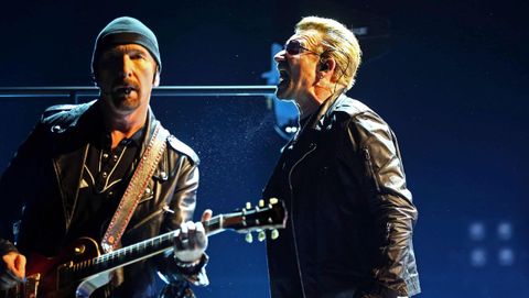 The Edge y Bono, de U2, en un concierto en Barcelona.