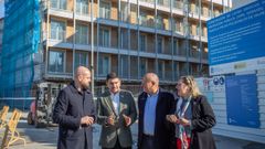 El delegado del Gobierno en Galicia, Pedro Blanco, acompa�ado del subdelegado, Abel Losada; el portavoz del PSOE loca, Iv�n Puentes, y la concejala socialista, Yoya Blanco, este mi�rcoles en Valdecorvos