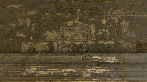 Aunque difícil de identificar, los trazos oscuros dibujan el perfil de una mujer velada. Se cree que la Asunción del altar remate del tabernáculo