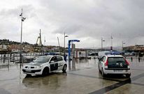 La Guardia Civil vigila las obras del pantal�n del N�utico desde el jueves en el puerto de Sanxenxo.