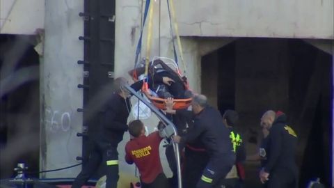 Rescate por parte de los Bomberos de Sevilla del mantero fallecido en el Guadalquivir.