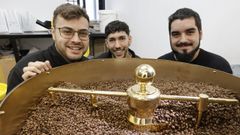 Luis, Alberto y Álex trabajan en un tostadero que selecciona cosechas selectas de medio planeta
