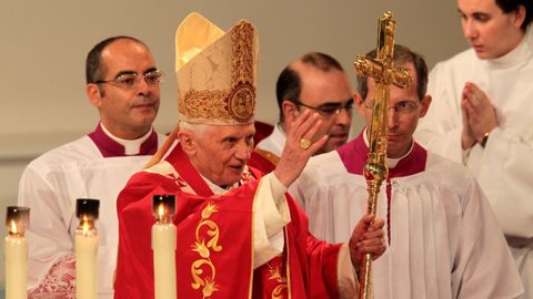 Benedicto XVI saluda a los asistentes a la misa en la plaza del Obradoiro.