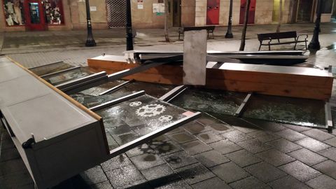 El viento tira una terraza de hostelera en Gijn