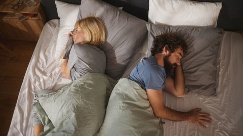 Una pareja, en una cama de matrimonio, en una imagen de archivo.