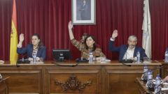Junto a la alcaldesa Elena Candia se sentaron la edila no adscrita, Mar�a Reigosa, y el portavoz del gobierno, Ram�n Cabarcos