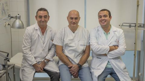 Enrique Nieto, a la izquierda, fue el tutor de Sergio Cinza (en el centro) durante su residencia en el ambulatorio Concepci�n Arenal; a la derecha Alfonso Rodr�guez, residente de familia cuyo tutor es Cinza