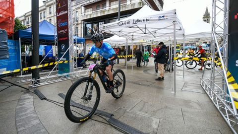 Imagen de archivo de la salida de la Volta a Galicia BTT desde Lal�n el a�o pasado. 