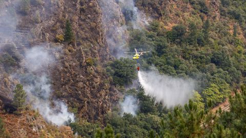 Un helicóptero actúa en uno de los pocos focos activos del incendio de A Pobra do Brollón y Quiroga.