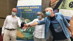 El director general de Cultura y Patrimonio del Principado de Asturias, Pablo Le�n; la alcaldesa de Gij�n, Ana Gonz�lez; y el director de Semana Negra, �ngel de la�Calle muestran el Rufo de la XXXIII edici�n de la Semana Negra