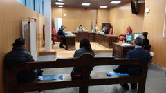 Los dos m�dicos acusados, a ambos lados del banco, durante la vista celebrada en Ourense