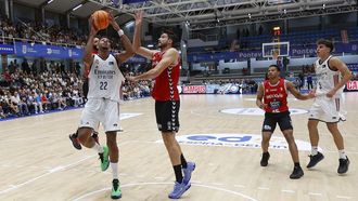 Arteaga tratando de detener a Tavares en el partido ante el Real Madrid disputado en Pontevedra