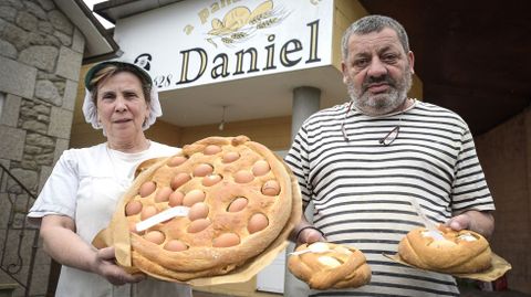 Marisol y Daniel, la tercera generacin de la Panadera Daniel, que confecciona bollos tradicionales de Pascua en Barro.
