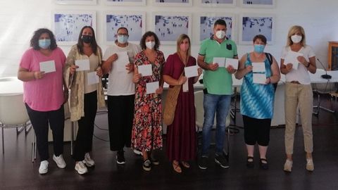 Sorteo de vales de compra de los comerciantes de Fene que participaron en el  outlet  del fin de semana, en el consistorio local 