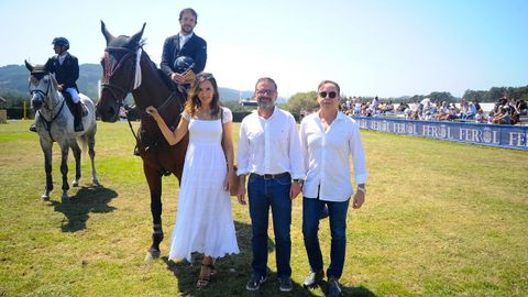 El ganador de la copa reina. El madrile�o �lvaro Gil, con Paloma Lago, el alcalde de Ferrol y Ricardo P�rez Lama, presidente del comit� organizador. 