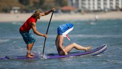Un chico practica paddleboard en aguas del Pac�fico.