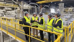 El director general de Exlabesa, Felipe Quint� (centro), explica a Pedro Blanco los proyectos de la compa��a.