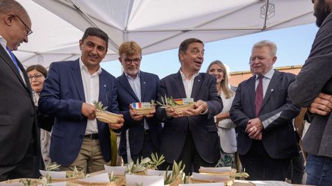 El ministro Luis Planas con su homlogo francs (a la izquierda) en una foto de archivo