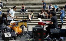 El grupo Ton Risco Trio, en la imagen, abri� el marat�n y sac� el jazz a las calles. 