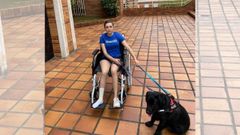 Carmen Lpez en la silla de ruedas con la que se mueve desde que se lesion el tobillo derecho.