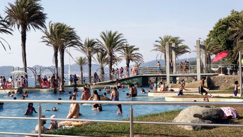 Ba�istas refresc�ndose este lunes en Samil, en Vigo