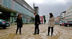 Jacobo Moreira, en la parcela de Pasar�n contemplada como zona verde, pero convertida en barrizal. 