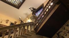 Escalinata principal y galer�a de madera en el vest�bulo del pazo de Meir�s.