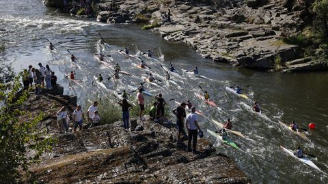 Fiesta de la piragua en el Sil.M�s de trescientos participantes y numerosos p�blico disfrutaron del descenso internacional