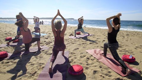 Yoga en la playa de A Frouxeira, en Valdovi�o, en una foto del verano pasado