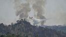 Un avin, realizando labores de extincin en el incendio que afect hace unos das a la parroquia de Seixalbo, en Ourense.