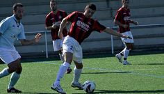 El defensa del Castriz Chinda conduce un bal�n en el partido disputado ante el Muros.