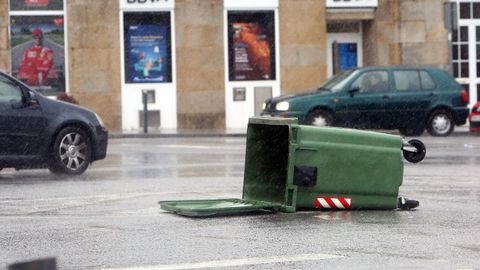 Contenedores volcados por el viento en Cambados