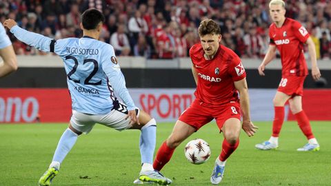 Hugo Sotelo presionando a Eggestein durante la primera parte del Friburgo-Celta