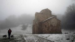 Aspecto que presenta el monumento prerromnico de Santa Mara del Naranco durante la nevada cada Oviedo.